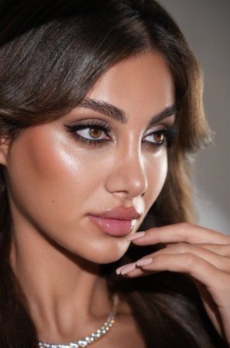 Glowing bronze glam makeup
